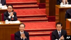 2012年3月11日,令计划(坐在温家宝后面)和胡锦涛、温家宝一起出席中国人大会议