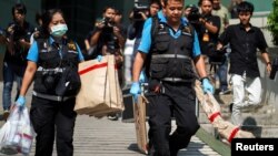 Chuyên gia pháp y Thái Lan rời hiện trường vụ đánh bom hôm 22/5.