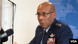 美国太平洋空军司令查尔斯·布朗(Charles Brown) - 美国之音方冰拍摄