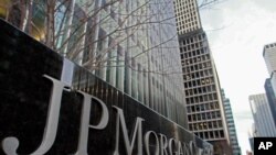 位于纽约的摩根大通银行楼外的公司标志。