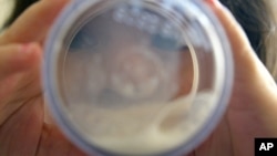 美国芝加哥一个两岁的女孩在霍华德地区家庭中心刚刚喝完一杯早餐牛奶。(资料照片)