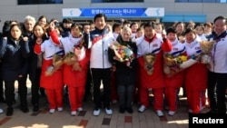 朝鲜女子冰球选手抵达韩国国家训练中心,与韩国选手组成联合女子冰球队出征冬奥会。萨拉·默里(中)担任联队教练(2018年1月25日)