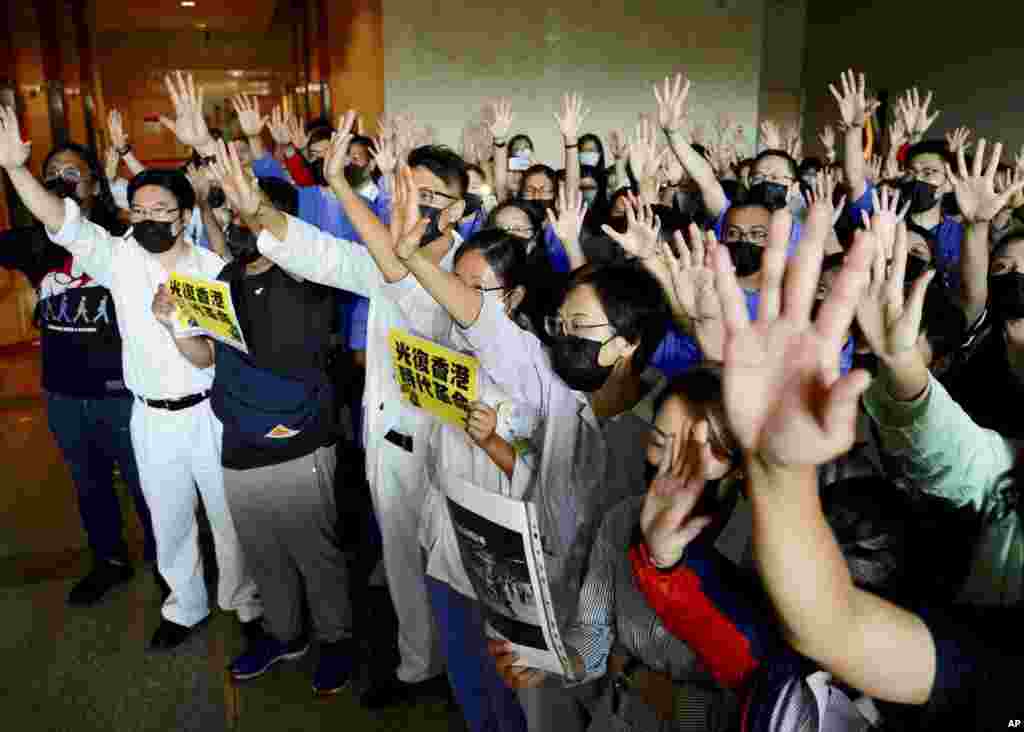 香港威尔斯亲王医院的医护人员在医院大厅集会,他们伸出五指宣示五项诉求缺一不可。(2019年9月16日)