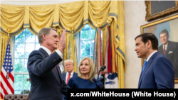 2025年5月7日,在白宫椭圆形办公室,在国务卿卢比奥的主持下,庞德伟宣誓就任美国驻华大使。