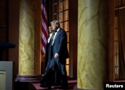 美国当选总统特朗普与妻子梅拉尼娅在华盛顿特区国家建筑博物馆出席烛光晚宴。(2025年1月19日)