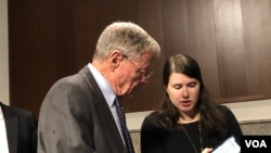 美国参议院军委会主席英霍夫(左)(美国之音黎堡)