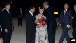 美国总统奥巴马抵达日本常滑市的国际机场,受到欢迎(2016年5月25日)
