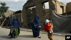 阿富汗首都喀布尔街头的妇女儿童(2021年8月22日)