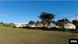 关岛海关扣押的偷渡船。