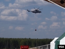 米-26直升机在莫斯科郊外扑灭森林大火(美国之音白桦拍摄)