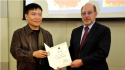 时任乔治华盛顿大学太空政策研究所副所长的赫尔兹菲尔德教授2014年11月接受北京理工大学兼职教授聘书(北京理工大学网站)