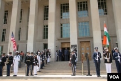美国国防部长卡特在五角大楼欢迎印度防长帕里卡尔到访(2016年8月29日,美国之音黎堡拍摄)