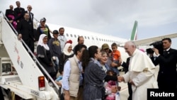 罗马天主教宗方济各在罗马钱皮诺机场向叙利亚难民表示欢迎(2016年4月16日)