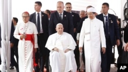 资料照片: 2024年9月5日教皇方济各(中)在伊斯蒂克拉尔清真寺大伊玛目纳萨鲁丁·乌马尔(右)和雅加达大主教伊格内修斯·苏哈约枢机的陪同下,参观连接伊斯蒂克拉尔清真寺和雅加达大教堂的友谊隧道