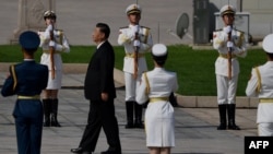 中国领导人习近平在天安门广场举行的献花仪式中走向人民英雄纪念碑。（法新社 2020年9月30日）