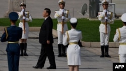 中国领导人习近平在天安门广场举行的献花仪式中走向人民英雄纪念碑。（2020年9月30日）