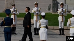 中国领导人习近平在天安门广场举行的献花仪式中走向人民英雄纪念碑。(2020年9月30日)