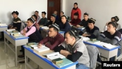 新疆政府为一小批外国记者组织了对乌鲁木齐一个“再教育营”的参观.维吾尔穆斯林学生正在上课。(2019年1月3日)