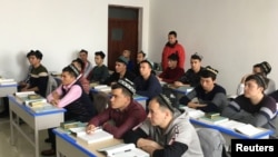 新疆政府为一小批外国记者组织了对乌鲁木齐一个“再教育营”的参观.维吾尔穆斯林学生正在上课。（路透社2019年1月3日） 