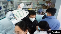 杭州一家药店，人们排队购买新冠病毒抗原检测试剂盒.