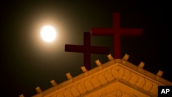 月光照耀下的温州圣三一教堂十字架。(资料照片)