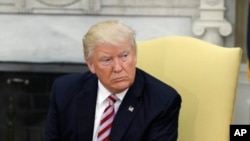 美国总统川普在白宫椭圆形办公室与记者交谈。(2017年5月10日)