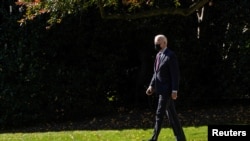 美国总统拜登在白宫搭乘“海军陆战队一号”直升机,准备离开华盛顿,前往底特律。(2021年11月17日)