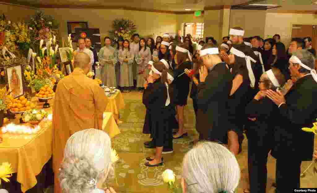 Tang quyến đọc kinh tụng niệm.