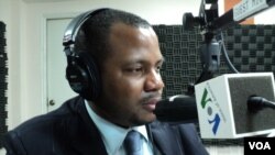 Phát ngôn viên của tòa đại sứ Hoa Kỳ Sean McIntosh nói với ban Tiếng Khmer của Đài VOA rằng Đài Á châu Tự do (RFA) và Đài Tiếng nói Hoa Kỳ (VOA) không được thành lập để “chống Campuchia.”