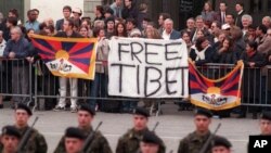 Tư liệu- Những người biểu tình ủng hộ Tây Tạng biểu tình chống chuyến thăm của Chủ tịch TQ Giang Trạch Dân đến Thuỵ Sĩ, ngày 25 tháng 03 năm 1999.