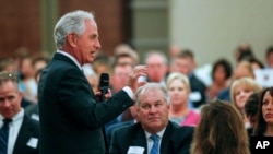 来自田纳西州的共和党籍参议员鲍勃·科克在田纳西州诺克什维尔的商会发表讲话。(2017年8月16日)