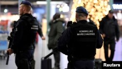 在阿姆斯特丹机场巡逻的荷兰警察。（路透社资料照）