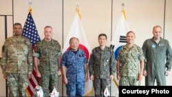 美国、韩国和日本军事指挥官2017年10月29日在夏威夷会面 (美国海军照片)