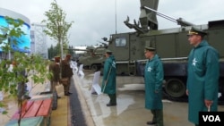 2015年莫斯科武器展览上的非洲国家军官。 (美国之音白桦拍摄)