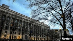 资料照片：晨光中的美国司法部大楼。（2020年2月14日）