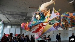 阿尔卡特拉斯岛上艾未未艺术展中的龙头风筝(2014年9月24日)