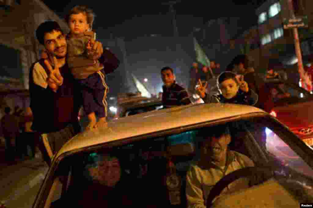 2012年11月21日,巴勒斯坦人在加沙市庆祝以色列和哈马斯停火。