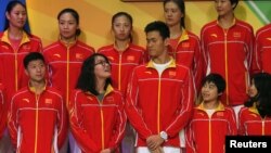 中国奥运精英代表团在香港,因“洪荒之力”而爆红网络的游泳选手傅园慧和游泳选手孙杨聊天(2016年8月28日)