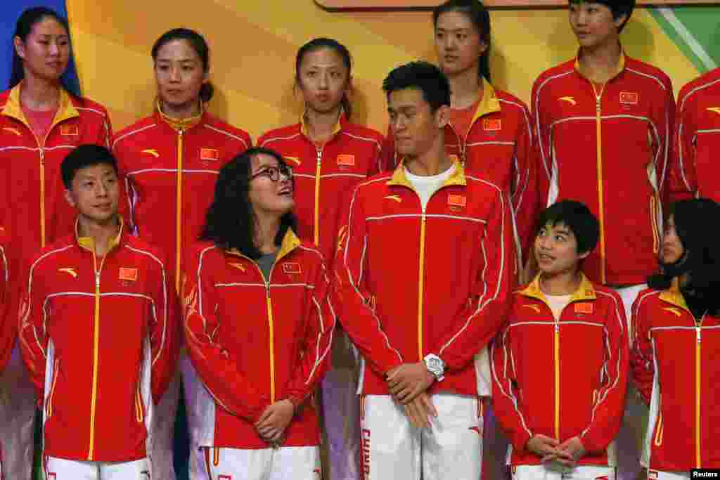 在里约盛会结束后,中国奥运精英代表团照例访问香港。因“洪荒之力”等名言而爆红网络的游泳选手傅园慧和游泳选手孙杨在表演时交谈(2016年8月28日)。在记者会上,运动员被多次问及如何应对中港矛盾。代表团主持人一度代替运动员拒答,指称中港矛盾问题与“访港目的没有直接关连”,“体育和政治无关,要让政治走开”。有分析表示,近年香港反中情绪高涨,记者会主持人应是担心运动员答错,火上浇油。  