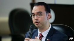 菲律宾外长卡亚塔诺2018年3月20日在马尼拉见媒体(美联社)