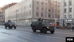 胜利日红场阅兵前夕彩排时,在莫斯科市中心行进的虎式吉普车,俄军特种部队不久前在克里米亚曾广泛使用。(美国之音白桦 拍摄)