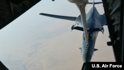 Máy bay ném bom của Mỹ tham gia không kích Syria được tiếp nhiên liệu ở trên không hôm 14/4.