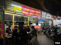 街头戴口罩的台北人。新年前夕,台湾环保署提醒公民注意来自大陆的“脏空气”可能带来的健康威胁。