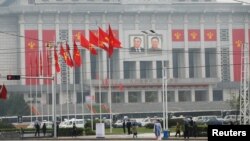 星期五,人们在朝鲜劳动党全国代表大会会场附近走过。