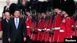 习近平在菲利普王子陪同下检阅皇家仪仗队,摄于2015年10月20日。