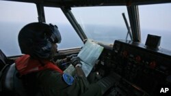 一名印尼海军飞行员在马六甲海峡附近搜索失踪马航班机。(2014年3月10日)