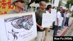 示威者拒绝北京申奥的海报(美国之音国符拍摄)