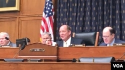美国众议院外交事务委员会亚太小组委员会主席约霍 (右二,美国之音钟辰芳拍摄)