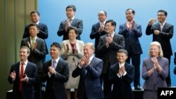 2016年9月24日，中国国家主席习近平访问美国华盛顿州雷德蒙德的微软园区，会见参加中美互联网论坛的美中互联网大公司主管，习近平入场时，人们鼓掌。前排左起：脸书（Facebook）的创始人和首席执行官马克·扎克伯格(Mark Zuckerberg)，京东公司的刘强东，思科系統公司（Cisco Systems）的董事长兼CEO钱伯斯，阿里巴巴集团领导人马云，IBM首席执行官罗睿兰(Virginia M. Rometty)。第二排左侧第一人是搜狐的张朝阳。