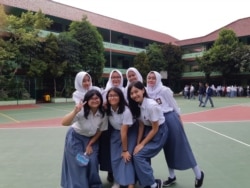 Angelina Grace (Angel) bersama teman sekolah di SMA 47 Jakarta (foto: courtesy).